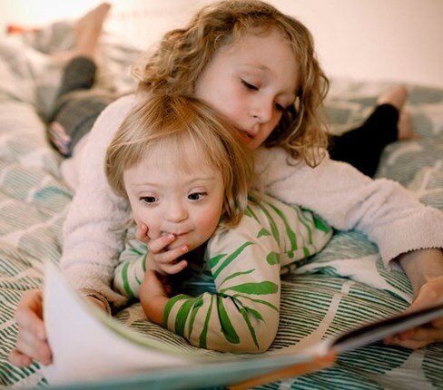 två barn läser